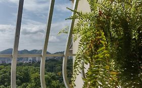 Quarto com ar condicionado em apt compartilhado e estacionamento grátis